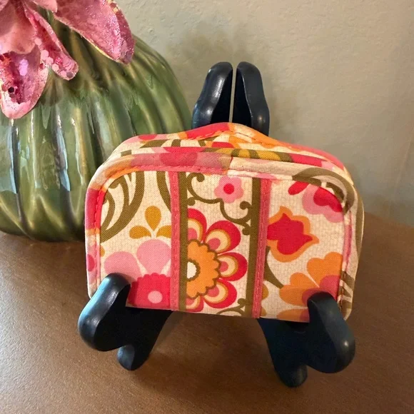 **SALE**Adorable Vera Bradley Floral Patterned Pouch w/ magnetic closure - Picture 2 of 5